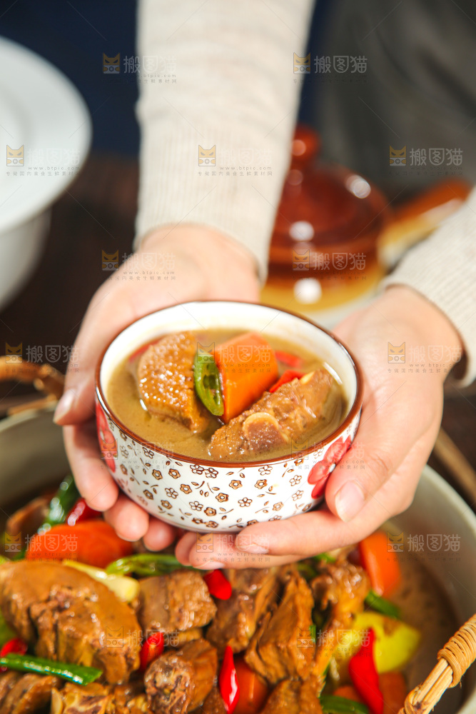 深底上的铁锅炖大鹅