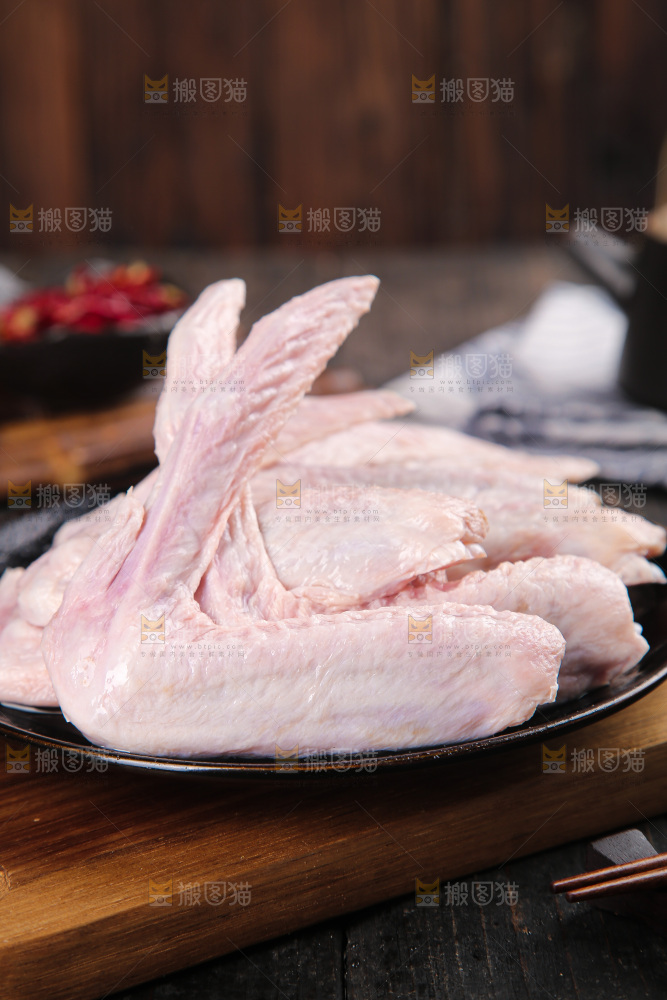 盘里装着生鸭翅