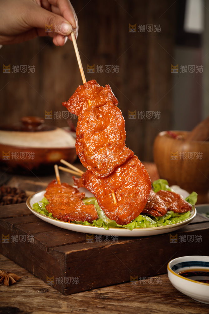 深底上的烤好的里脊肉