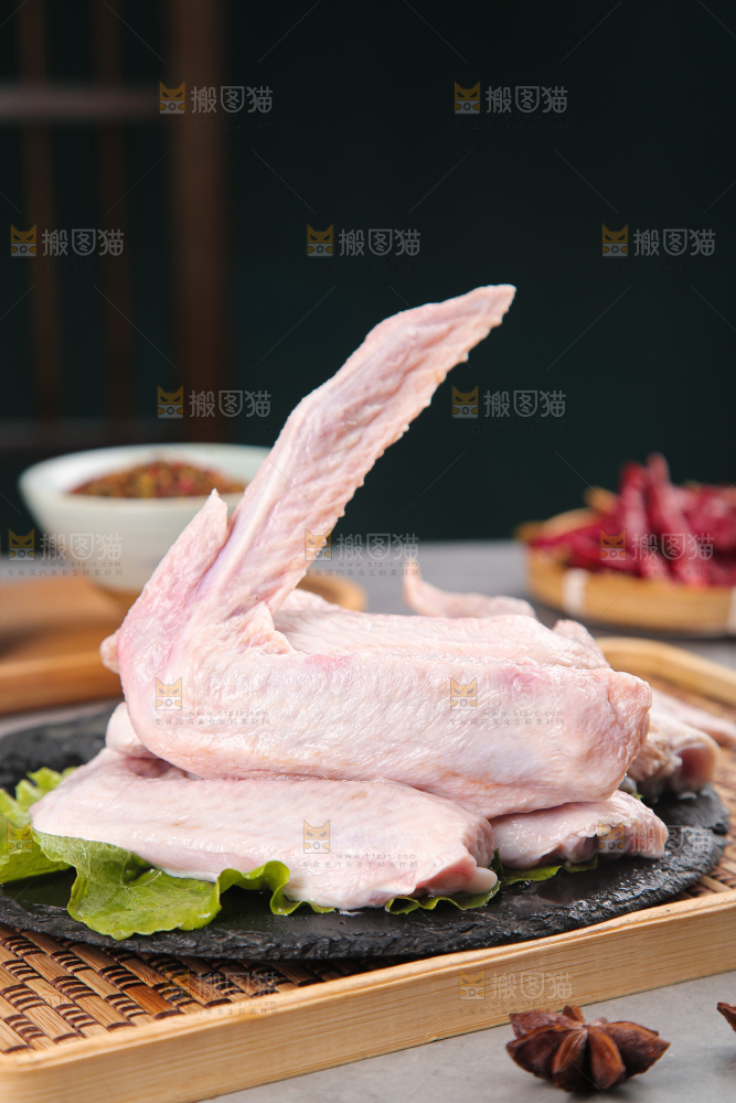盘里装着生鸭翅