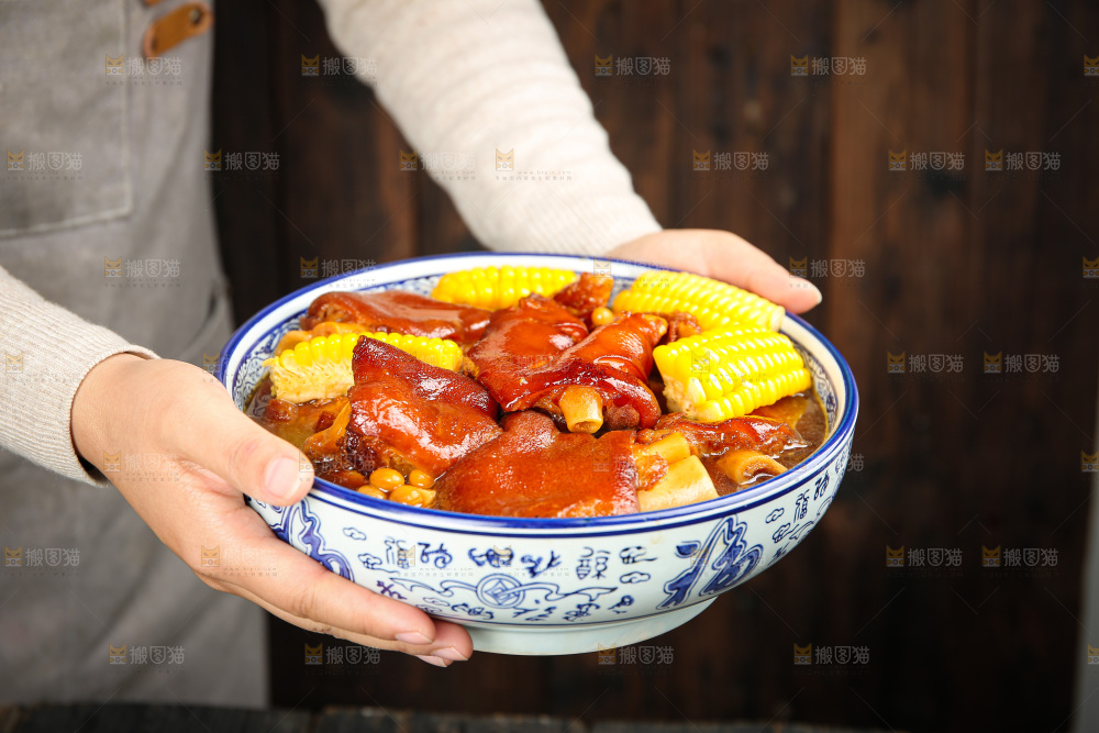 深底上的黄豆玉米猪蹄
