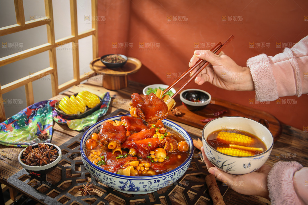 深底上的黄豆玉米猪蹄