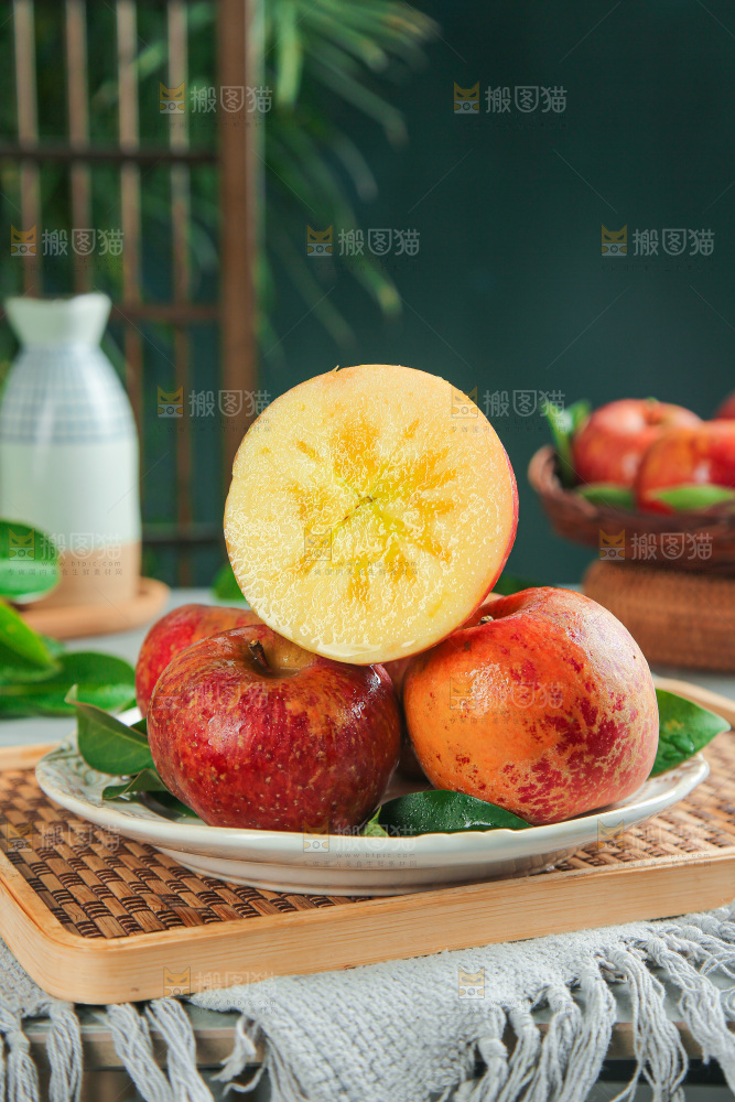 深底上的糖心苹果