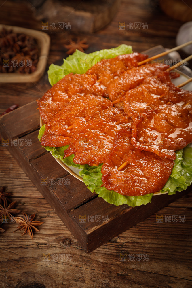 深底上的烤好的里脊肉