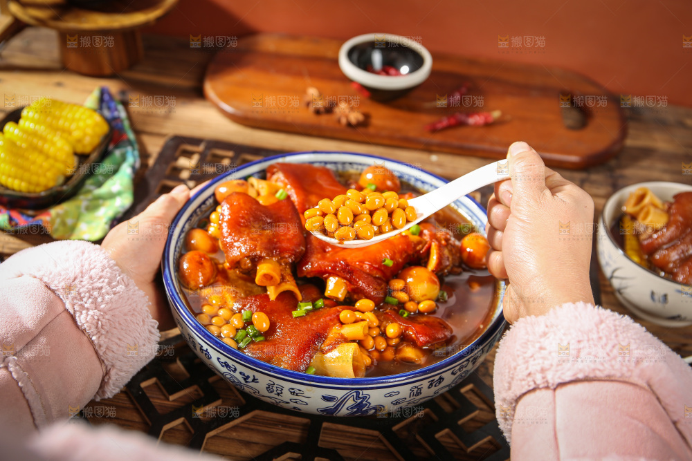 深底上的黄豆玉米猪蹄