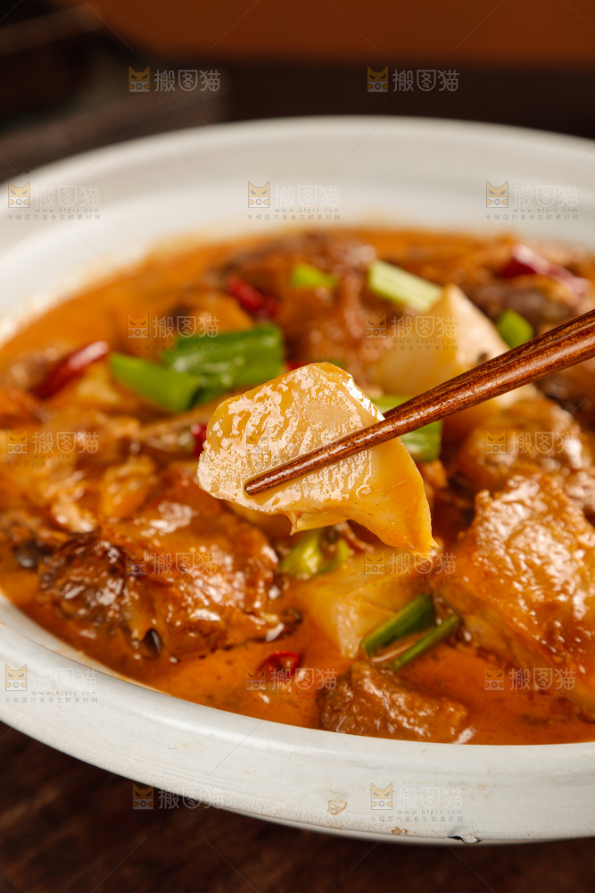 深底上的炖鹅肉