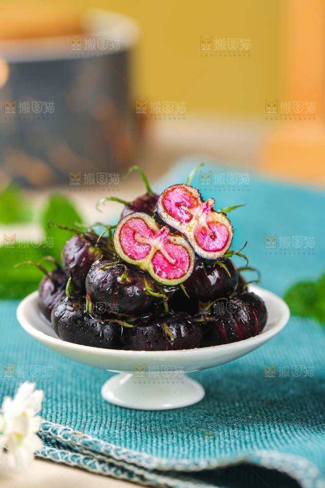 浅底上的红果参