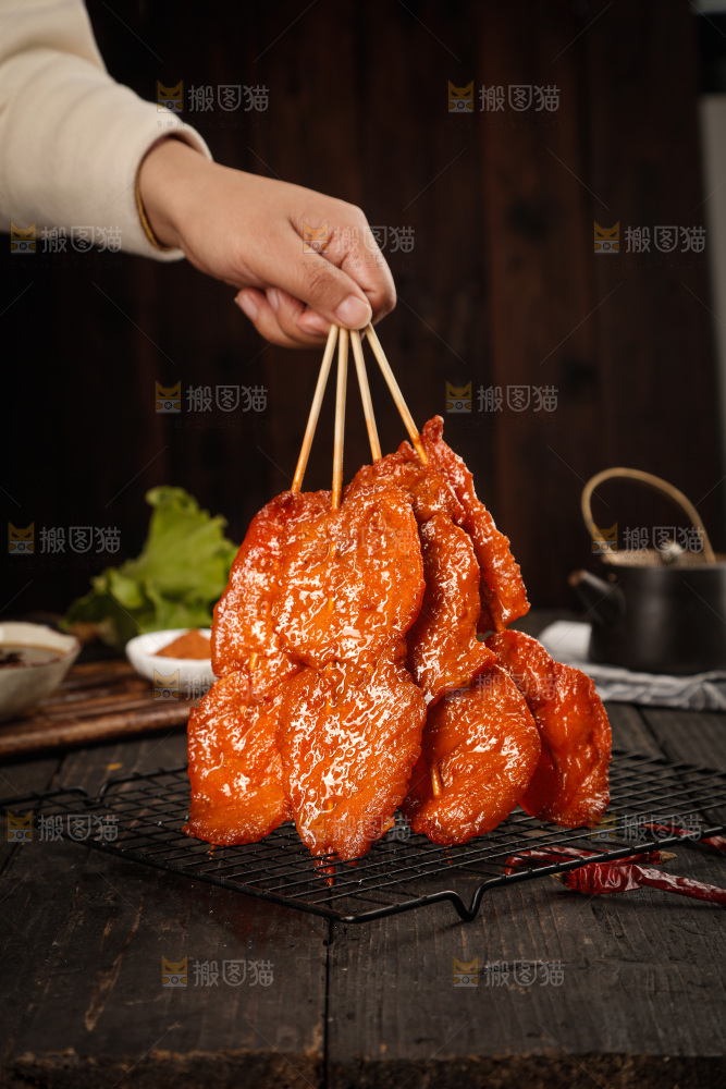 深底上的烤好的里脊肉