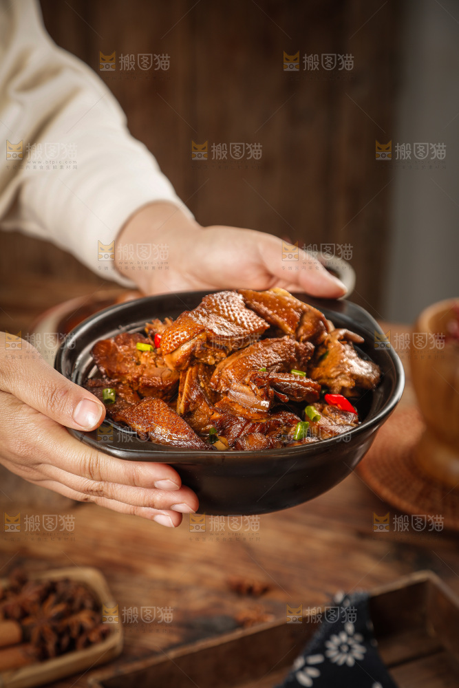 深底上的炖鹅肉