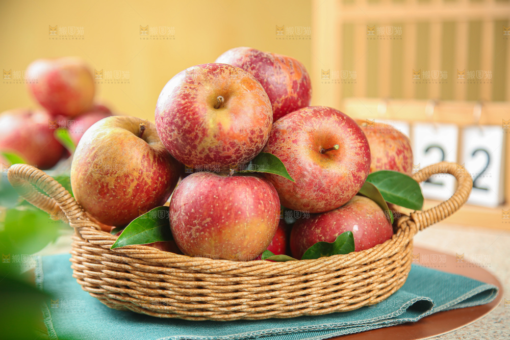 白底上的糖心苹果