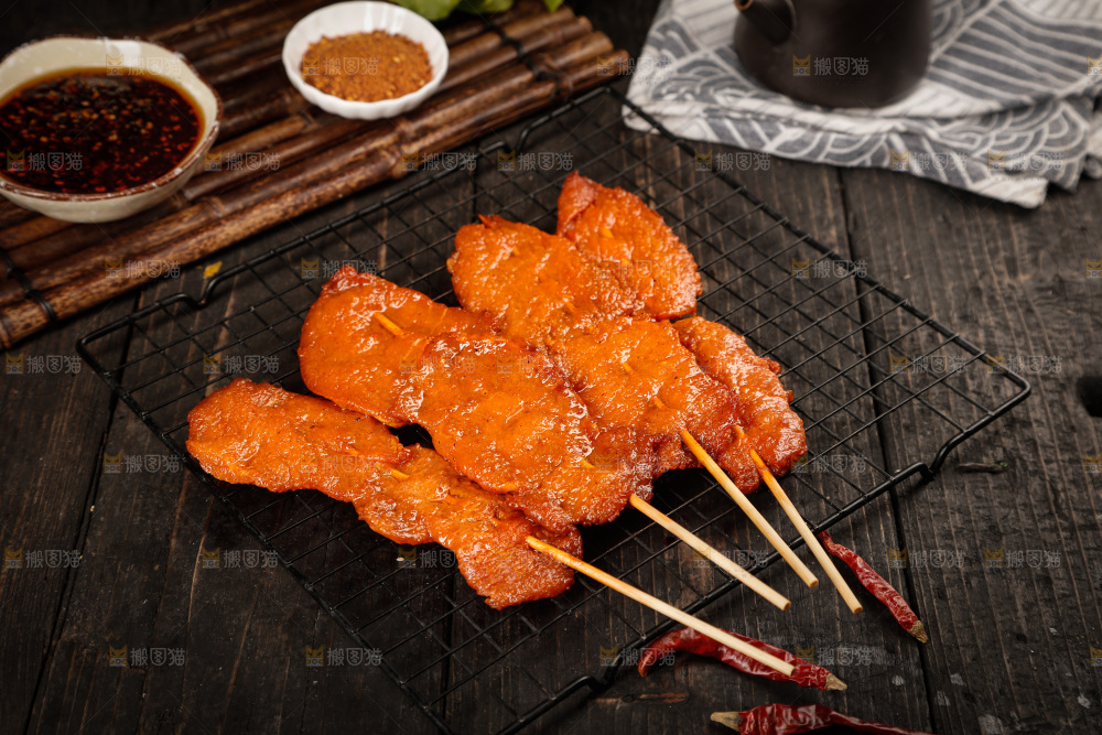 深底上的烤好的里脊肉
