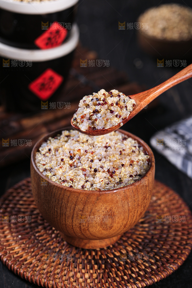 深底上的三色藜麦
