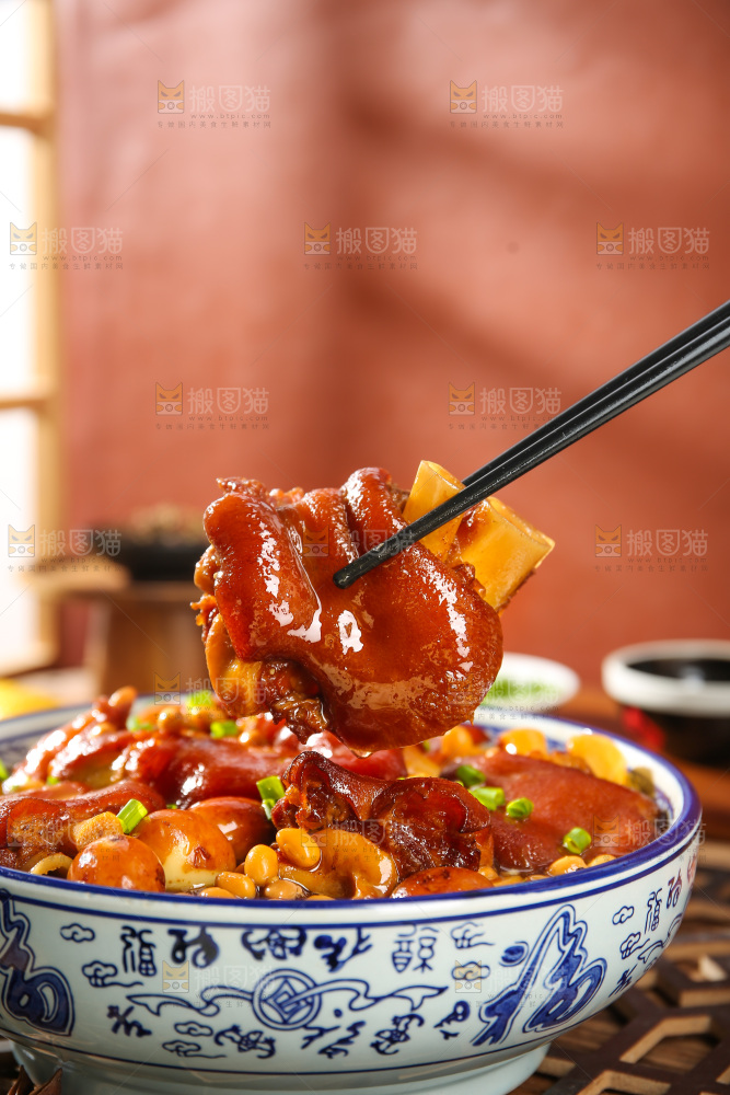 深底上的黄豆玉米猪蹄