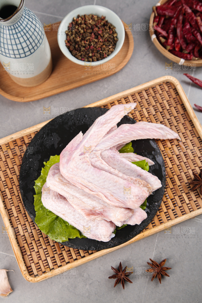 盘里装着生鸭翅