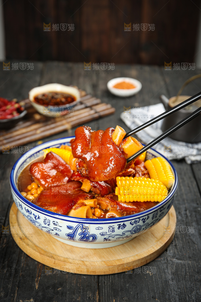 深底上的黄豆玉米猪蹄
