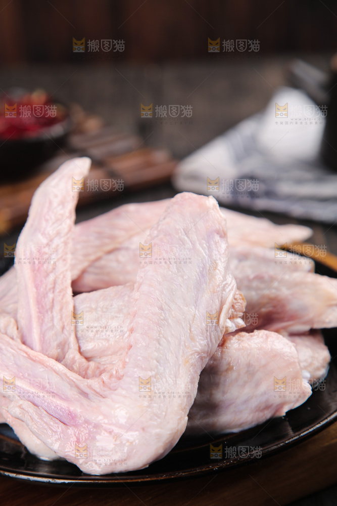 盘里装着生鸭翅