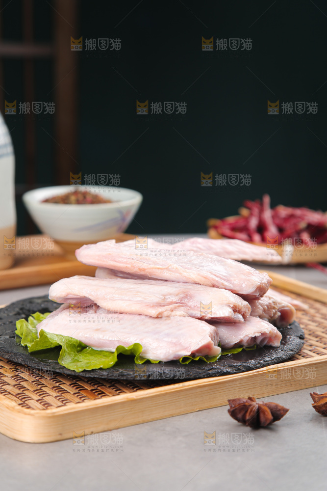 盘里装着生鸭翅