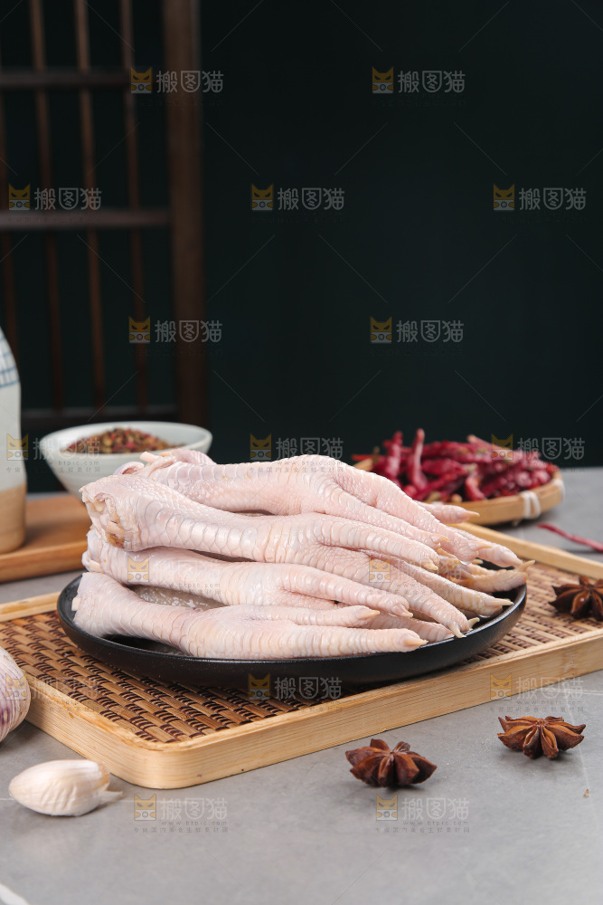 浅底上的生鸡爪