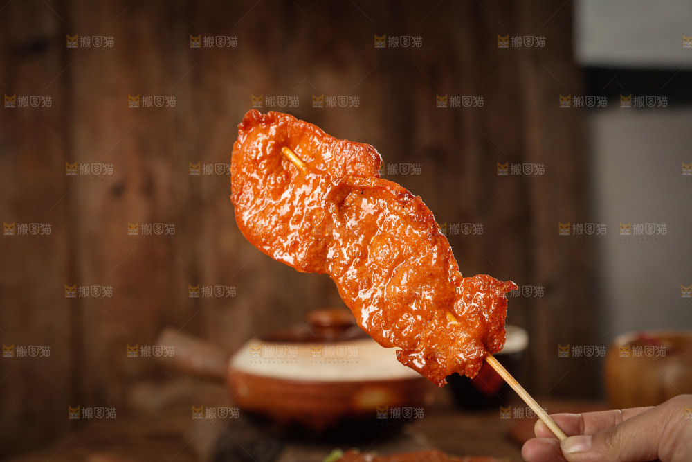 深底上的烤好的里脊肉