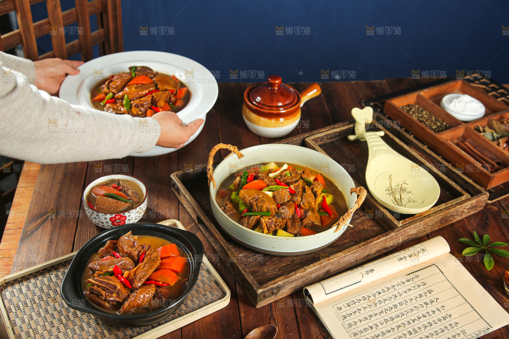 深底上的铁锅炖大鹅