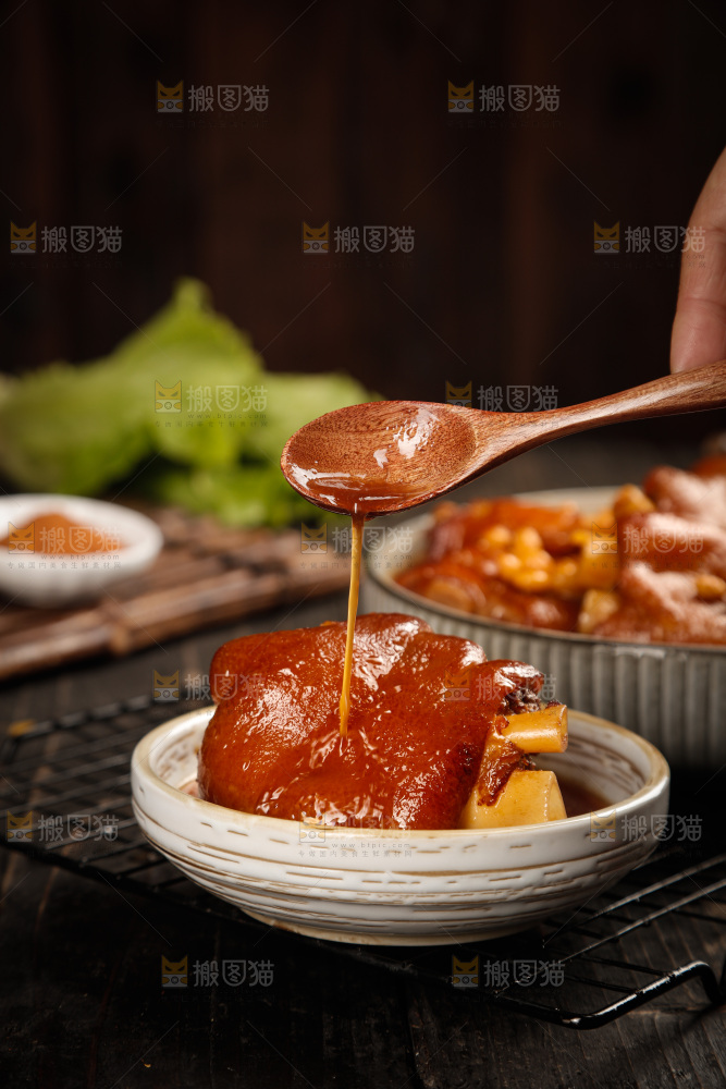 深底上的黄豆炖猪蹄