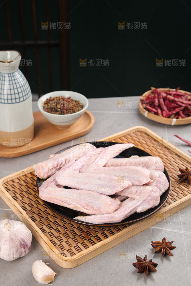 盘里装着生鸭翅