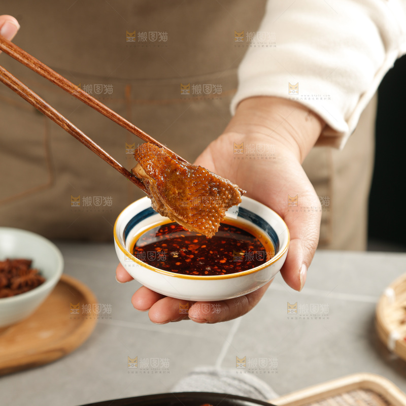 深底上的炖鹅肉