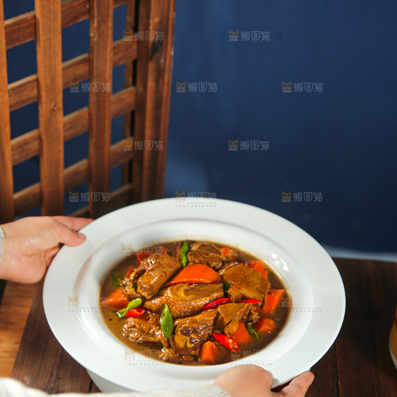 深底上的铁锅炖大鹅