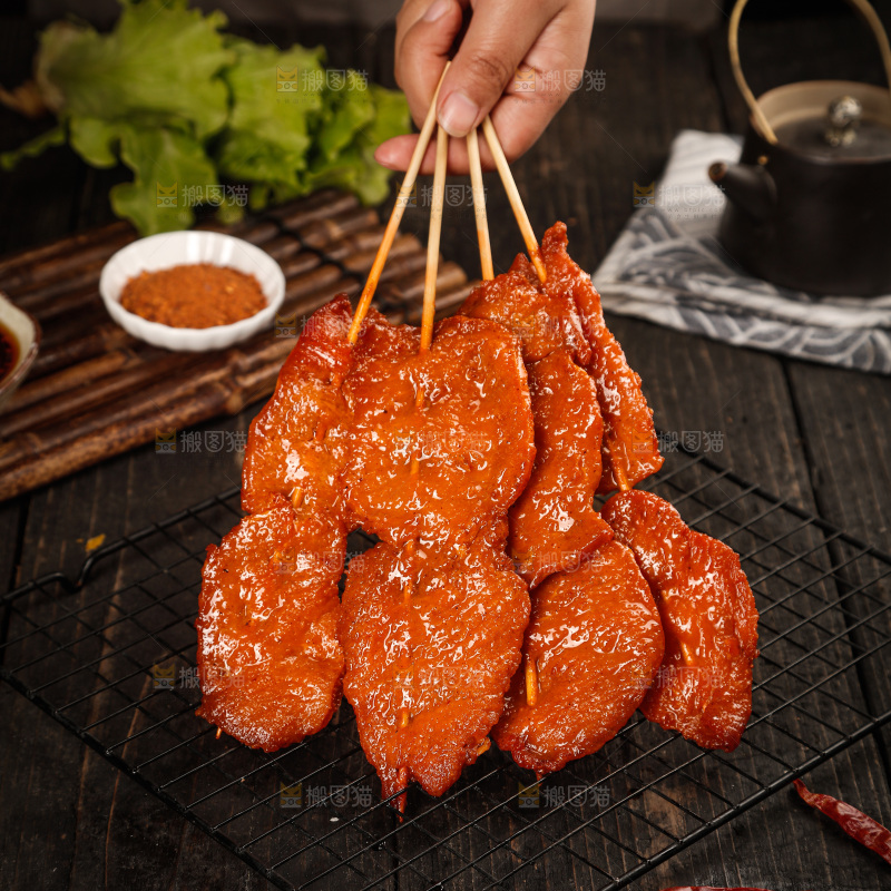 深底上的烤好的里脊肉