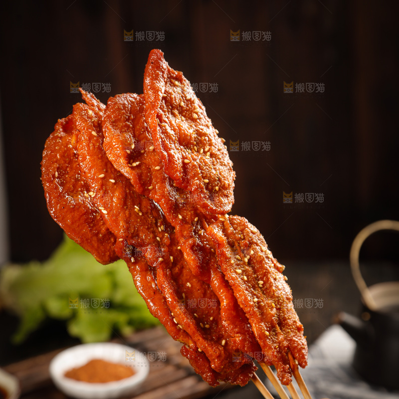 深底上的烤好的里脊肉