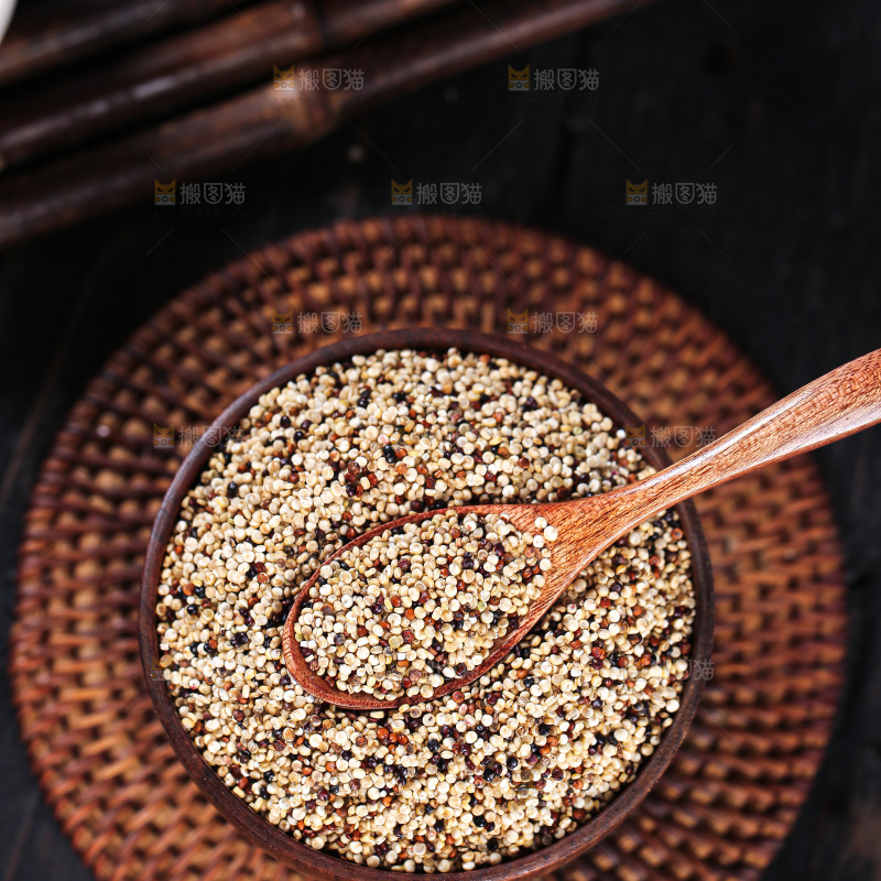 深底上的三色藜麦