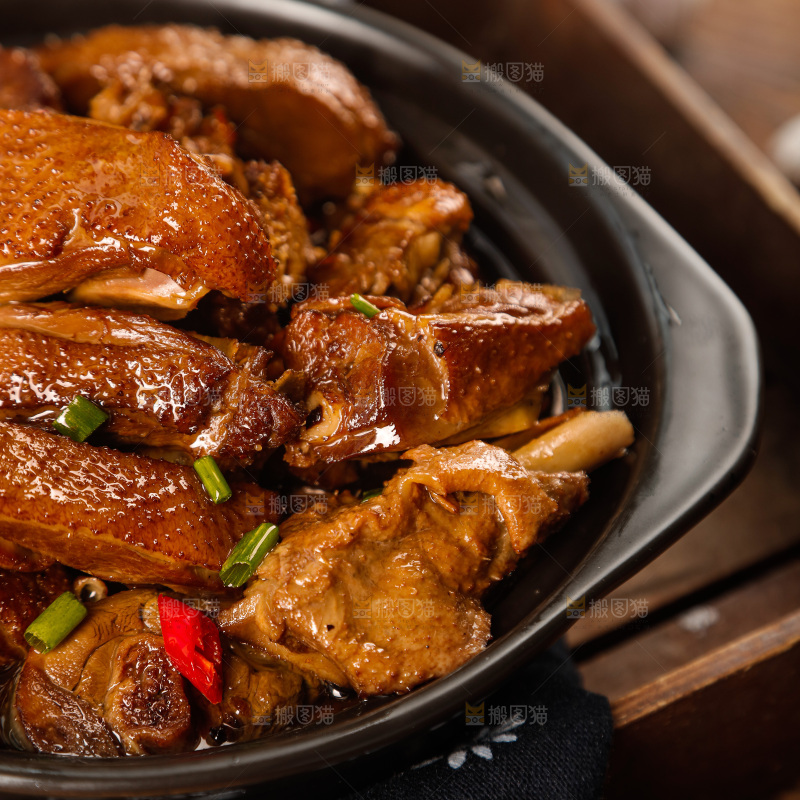 深底上的炖鹅肉