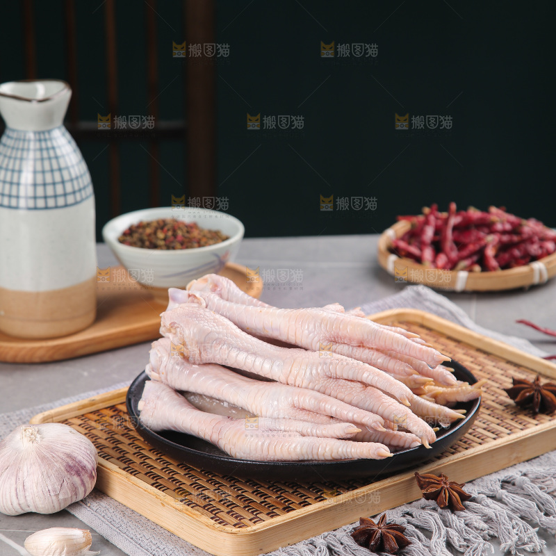 浅底上的生鸡爪