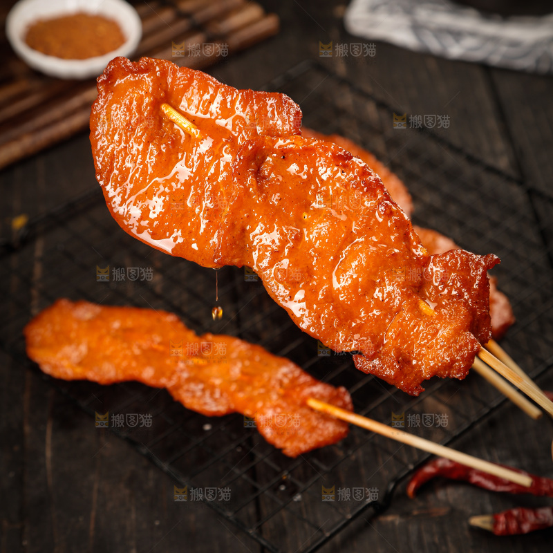 深底上的烤好的里脊肉