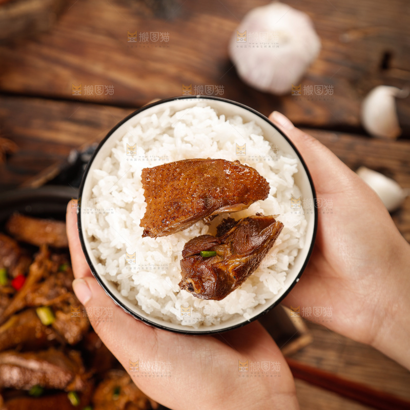 深底上的炖鹅肉
