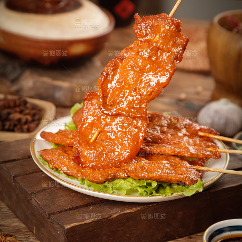 深底上的烤好的里脊肉