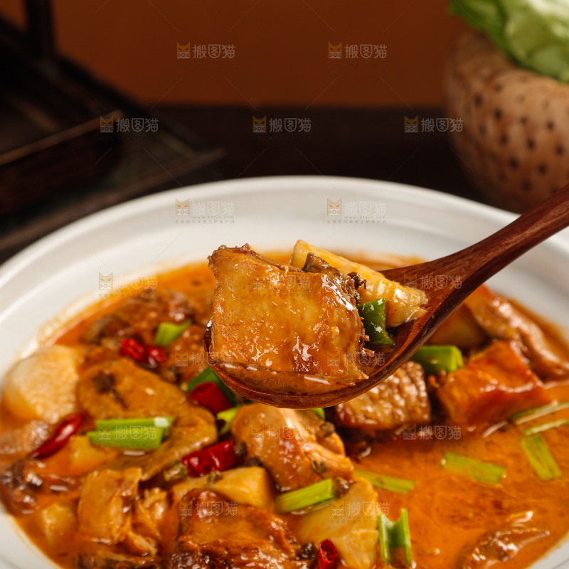 深底上的炖鹅肉