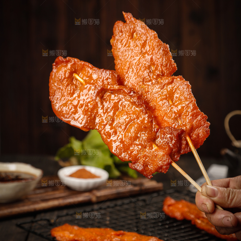 深底上的烤好的里脊肉