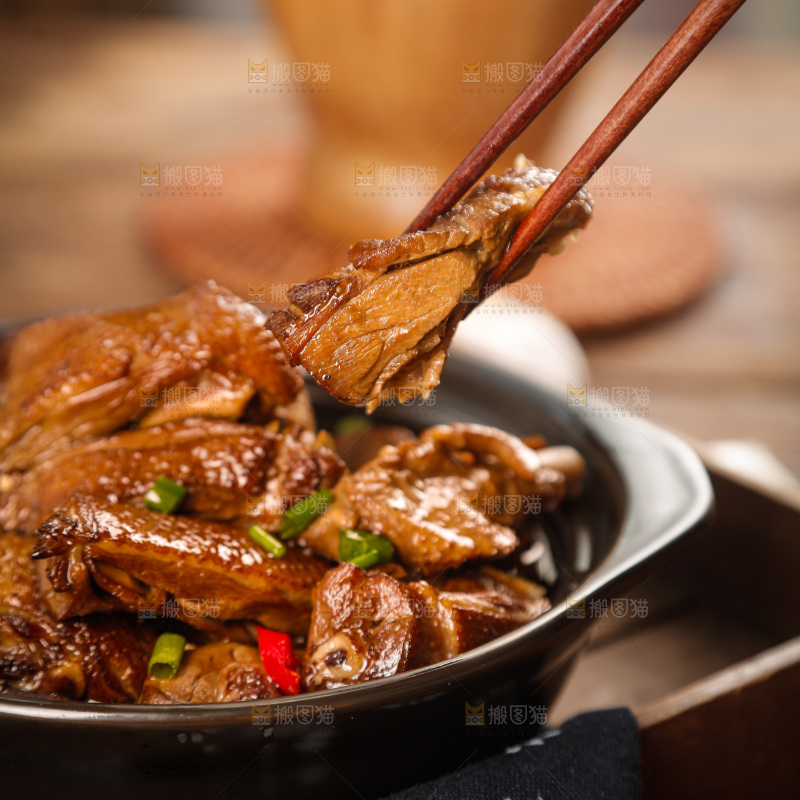 深底上的炖鹅肉