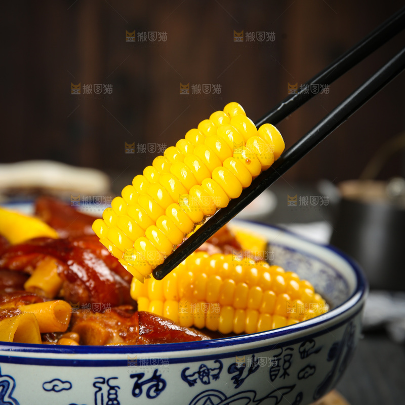 深底上的黄豆玉米猪蹄