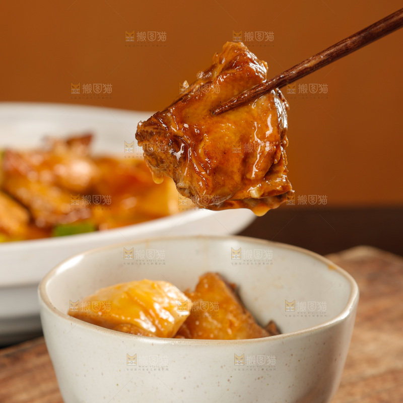 深底上的炖鹅肉