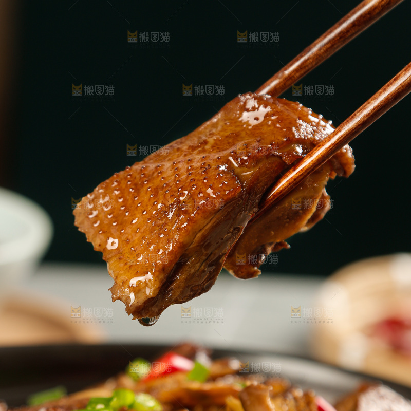 深底上的炖鹅肉