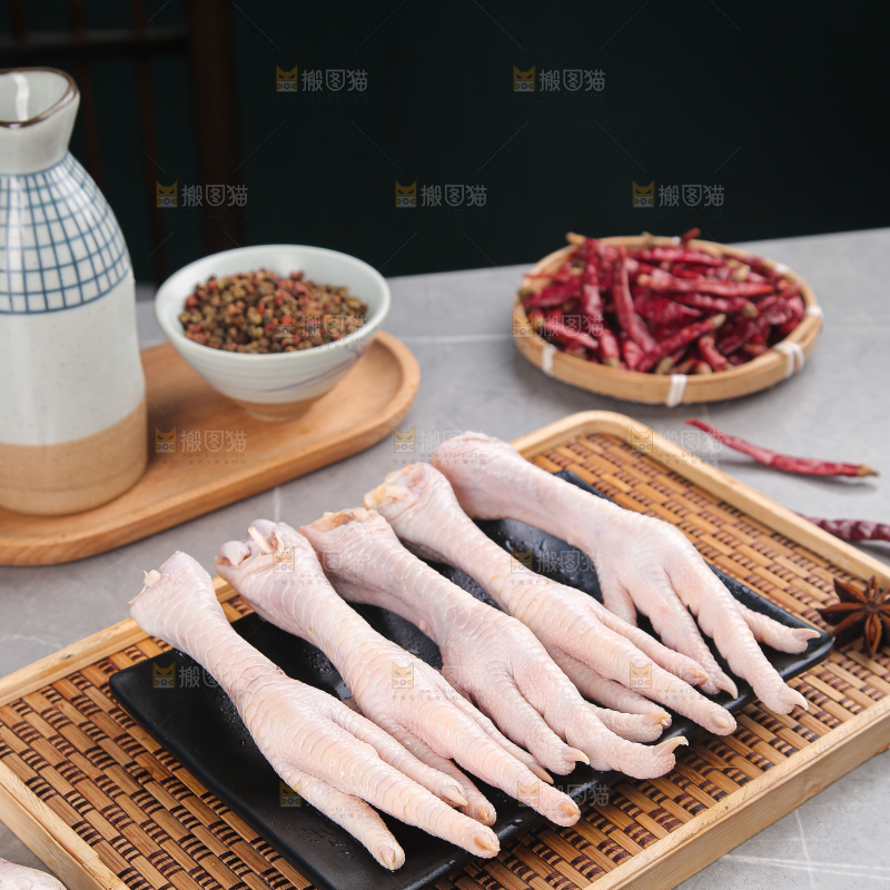 浅底上的生鸡爪