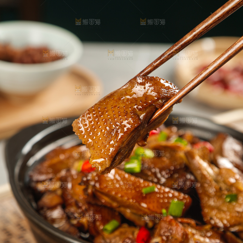 深底上的炖鹅肉
