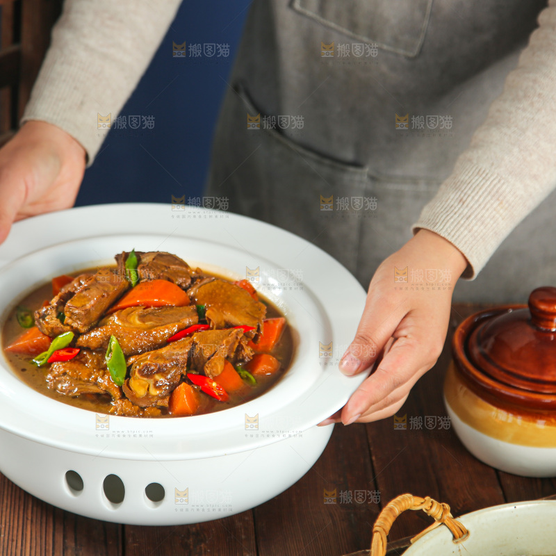 深底上的铁锅炖大鹅