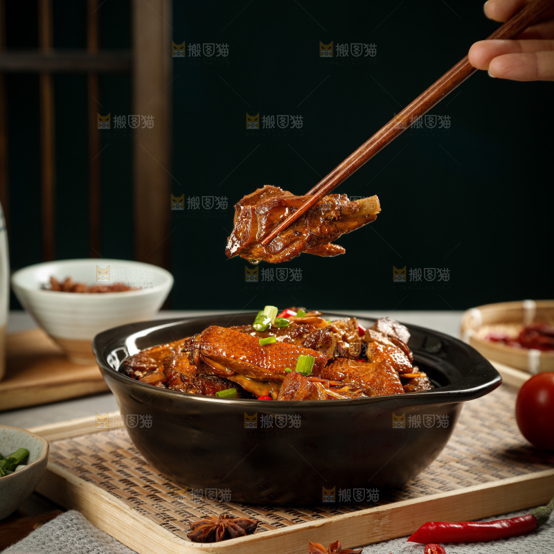 深底上的炖鹅肉
