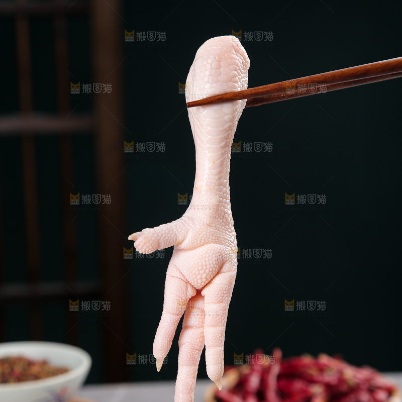浅底上的生鸡爪