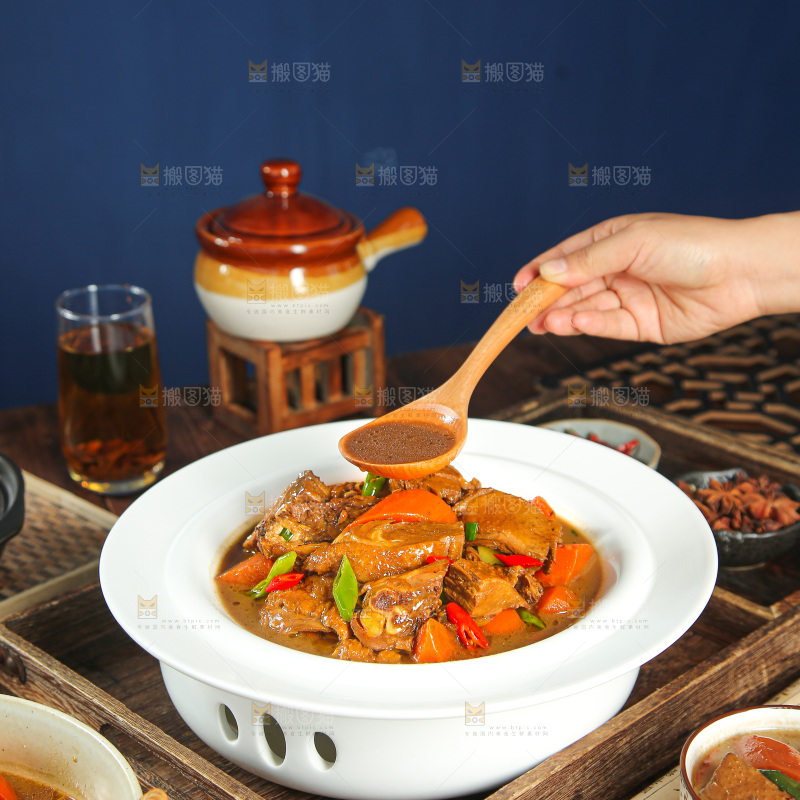 深底上的铁锅炖大鹅