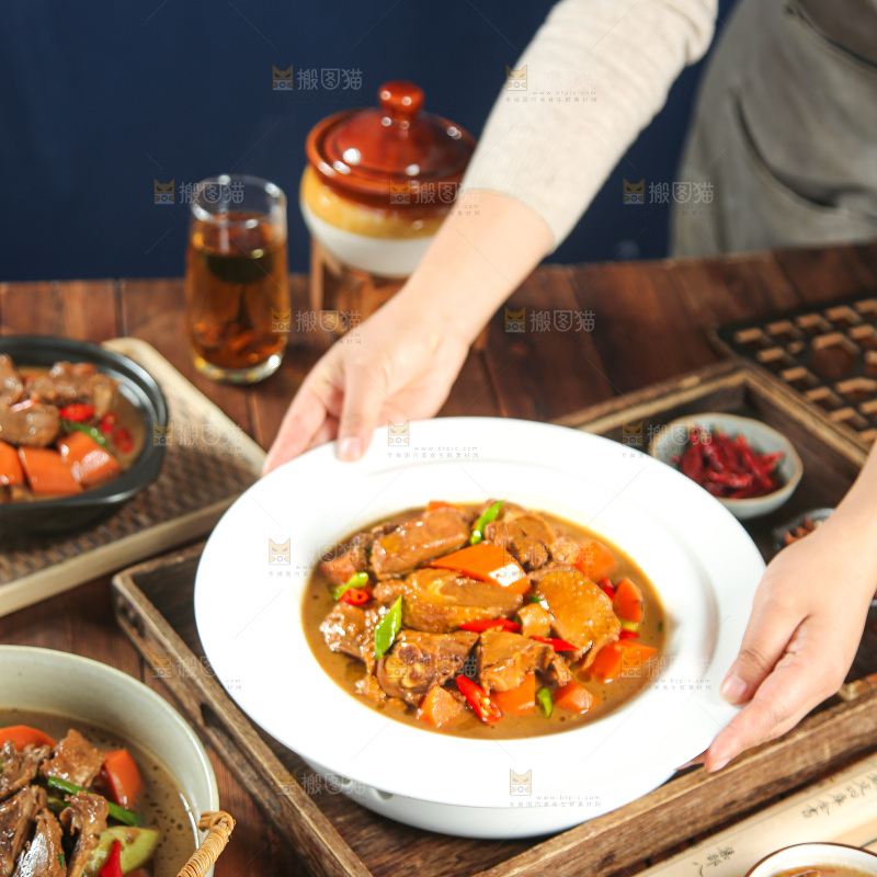 深底上的铁锅炖大鹅