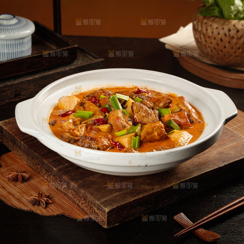 深底上的炖鹅肉